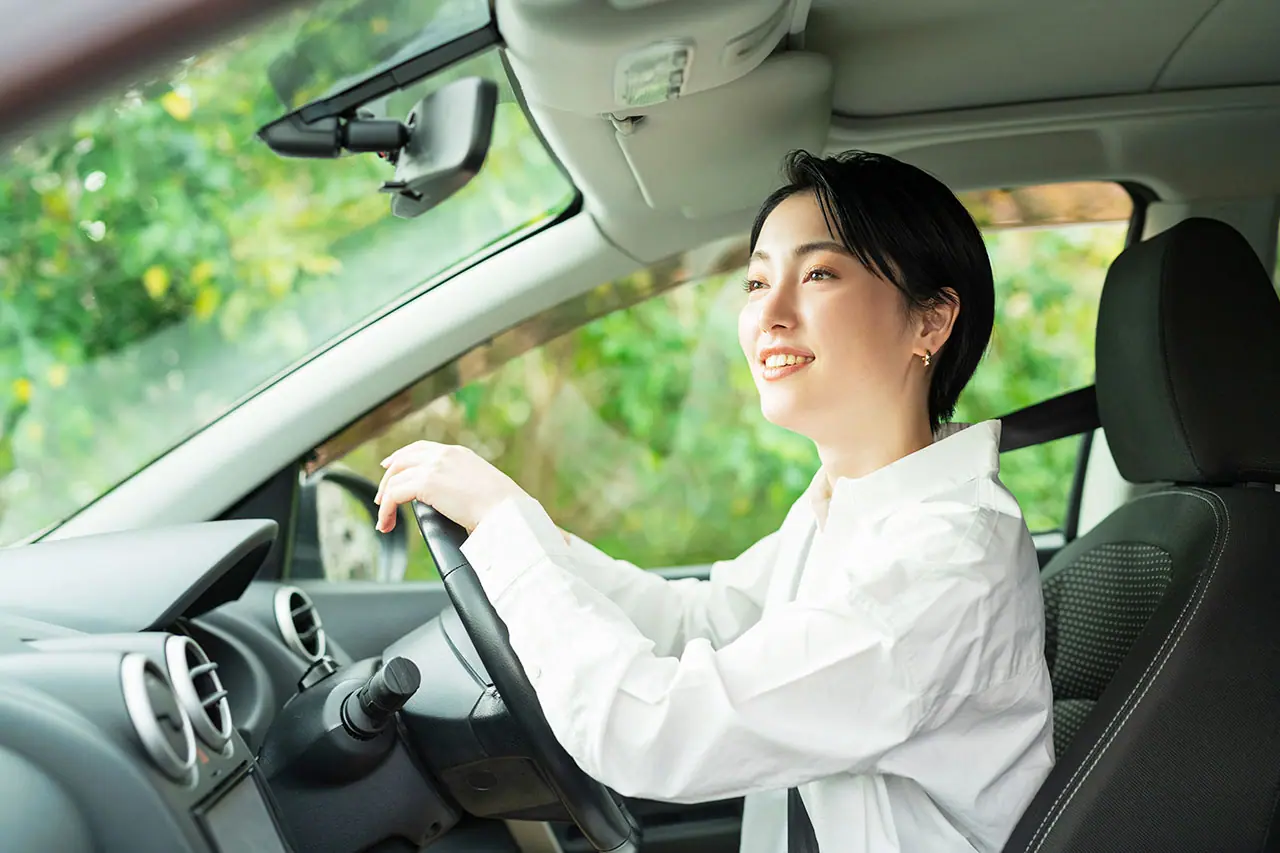 運転する女性