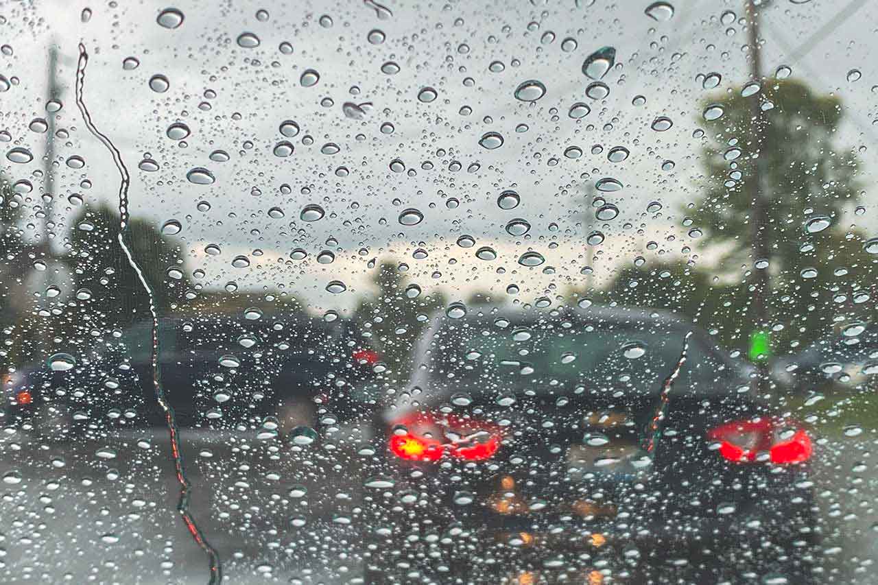 雨で濡れたガラスのイメージ